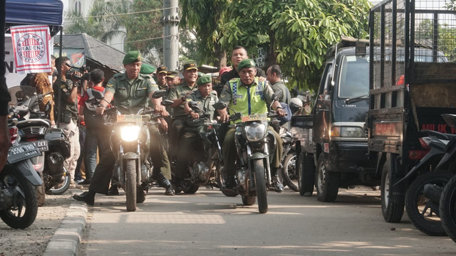 Pangdam Jaya beri bantuan korban kebakaran (Foto: Iqbal Firdaus/kumparan)