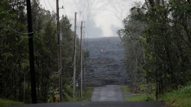 Lava Gunung Api Hawaii mendekat ke Jalan Raya (Foto: REUTERS/Marco Garcia)
