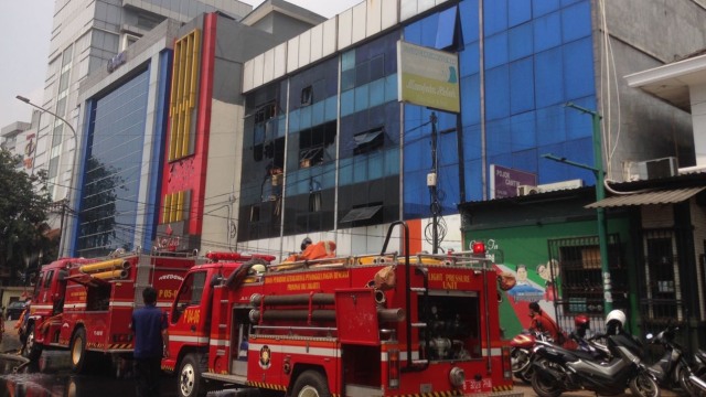 Kondisi Gedung Starvision yang terbakar. (Foto: Yuana Fatwalloh/kumparan)