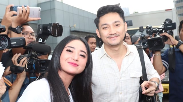 Dewi Perssik dan Angga Wijaya. Foto: Munady Widjaja