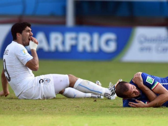 5 Aksi Tidak Sportif di Laga Sepak Bola Dunia (3)