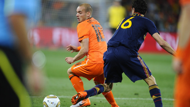 Sneijder berduel.dengan pemain Spanyol. (Foto: PIERRE-PHILIPPE MARCOU / AFP)