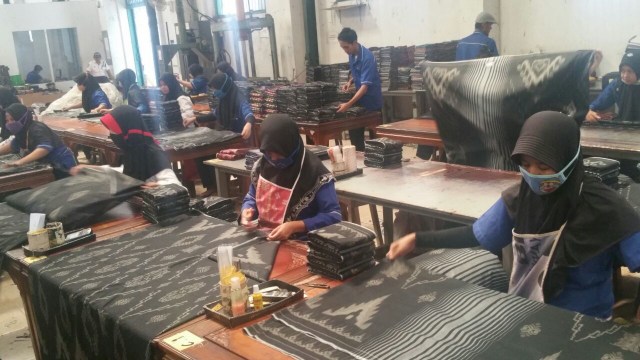 Penjualan Sarung Laris Saat Ramadan, Corak Nusantara Paling Diminati