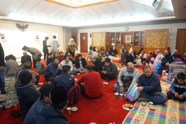 Suasana buka puasa bersama di KBRI Canberra (Foto: Nour Muhammad Adriani)