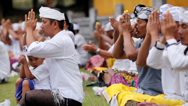 Umat Hindu Sembahyang di Desa Penglipuran. (Foto: REUTERS/Nyimas Laula)