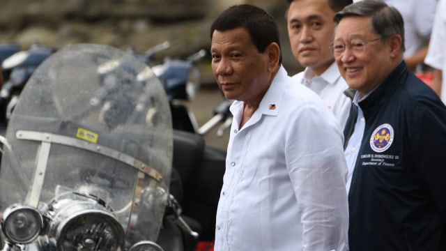 Rodrigo menyaksikan pemusnahan barang mewah. (Foto: AFP/Ted Aljibe)