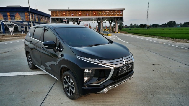 Mobil Mitsubishi Xpander di tol Karang Anyar (Foto: Aditia Noviansayah/kumparan)