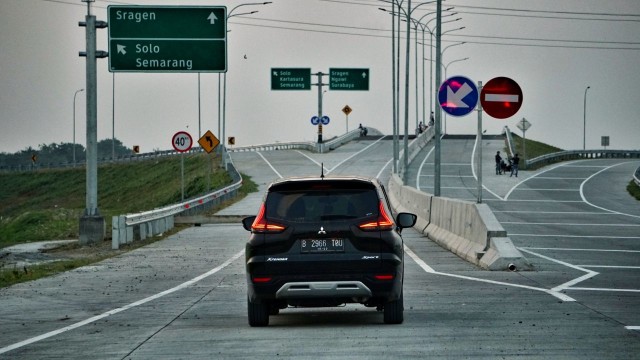 Mobil Mitsubishi Xpander di tol Karang Anyar (Foto: Aditia Noviansayah/kumparan)