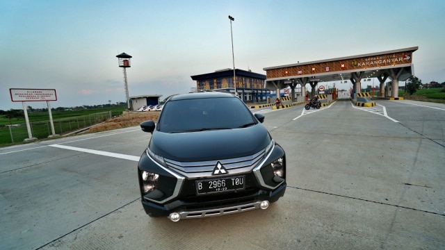 Mobil Mitsubishi Xpander di tol Karang Anyar (Foto: Aditia Noviansayah/kumparan)
