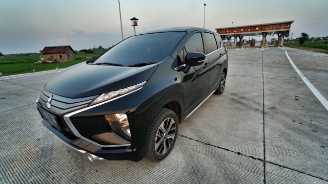 Mobil Mitsubishi Xpander di tol Karang Anyar (Foto: Aditia Noviansayah/kumparan)