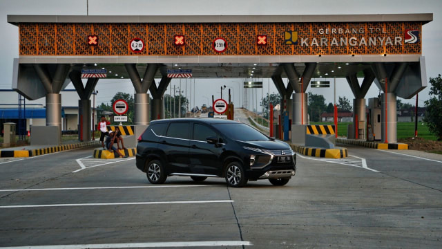 Mobil Mitsubishi Xpander di tol Karang Anyar (Foto: Aditia Noviansayah/kumparan)