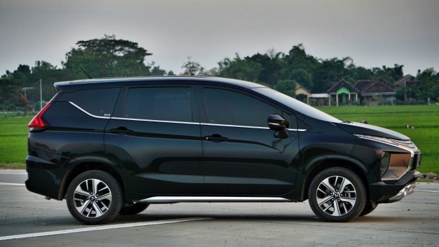 Mobil Mitsubishi Xpander di tol Karang Anyar (Foto: Aditia Noviansayah/kumparan)