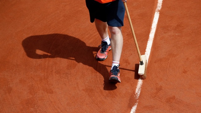 Lapangan Roland Garros sedang disapu. (Foto: Reuters/Pascal Rossignol)