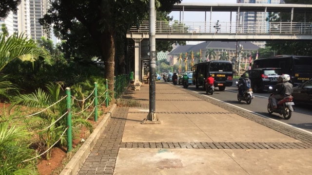 Tanda putih bekas pohon imitasi yang dicabut. (Foto: Moh Fajri/kumparan)