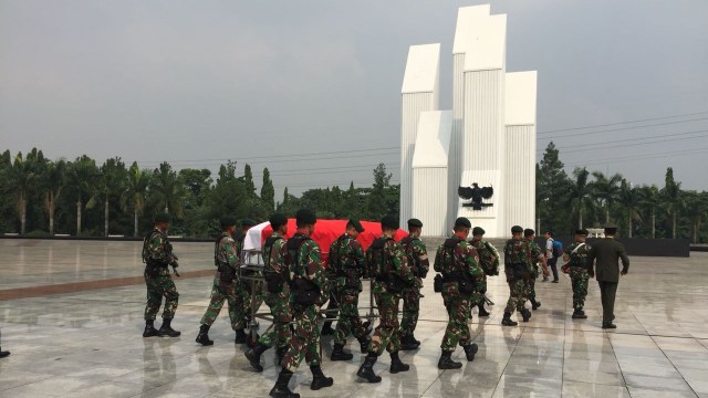 Prosesi pemakaman Dawam Rahardjo di TMP Kalibata (Foto: Fachrul Irwinsyah/kumparan)