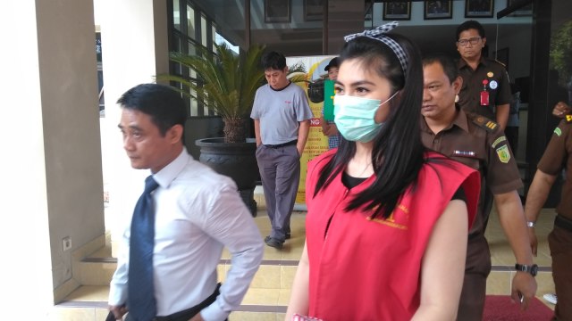 Angela Lee saat di Kejari Sleman (Foto: Arfiansyah Panji Purnandaru/kumparan)