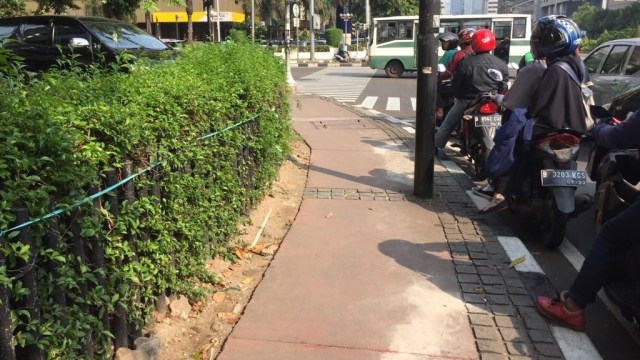 Tanda putih bekas pohon imitasi di Sarinah. (Foto: Moh Fajri/kumparan)