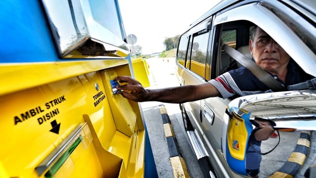 Pengendara membayar menggunakan uang elektronik (Foto: Aditia Noviansyah/kumparan)
