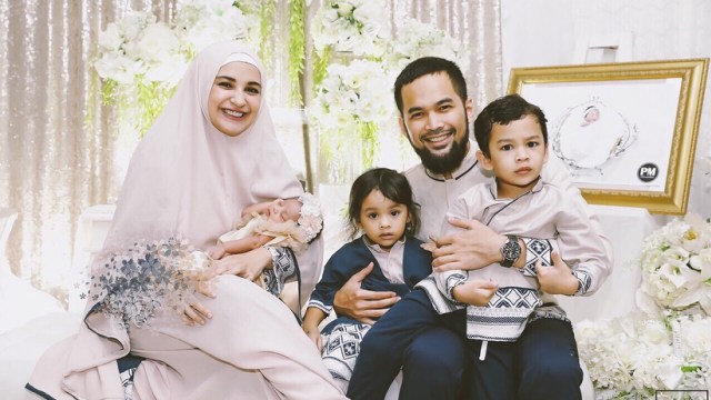 Keluarga Teuku Wisnu dan Shireen Sungkar. (Foto: Instagram @teukuwisnu)