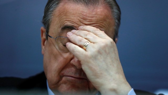 Perez pusing tujuh keliling. (Foto: Reuters/Juan Medina)