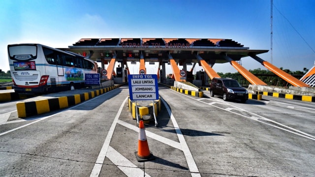 Suasana gerbang tol Bandar, Jawa Timur. (Foto: Aditia Noviansyah/kumparan)