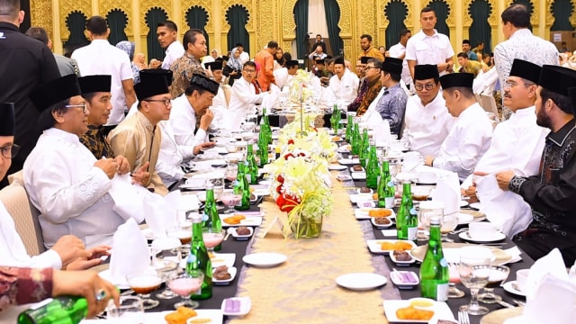 Joko Widodo di bukber kediaman Ketua DPD RI. (Foto: dok. Biro Pers Setpres)