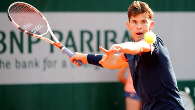 Dominic Thiem di laga vs Tsitsipas. (Foto: REUTERS/Charles Platiau)
