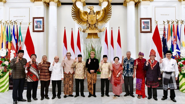 Jokowi dan Anggota BPIP Salam Pancasila (Foto: Dok. Agus Suparto - Presidential Palace)