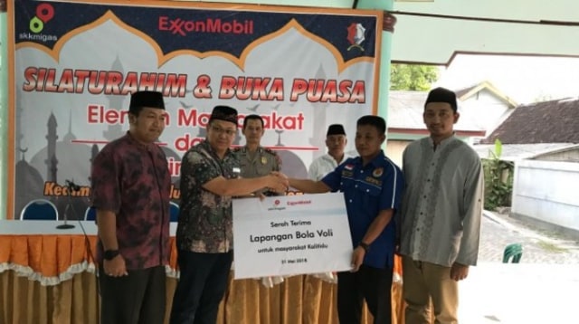 EMCL Bangun Lapangan Voli Sekitar Kedung Keris