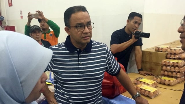 Anies di Pasar Kramat Jati (Foto: Paulina/kumparan)