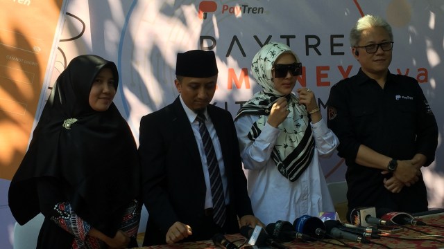 Yusuf Mansur dan Syahrini di Launching PayTren (Foto: Selfy Sandra Momongan/kumparan)