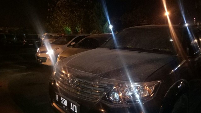 Ilustrasi mobil terkena debu vulkanik Foto: Tomy W Utomo/kumparan