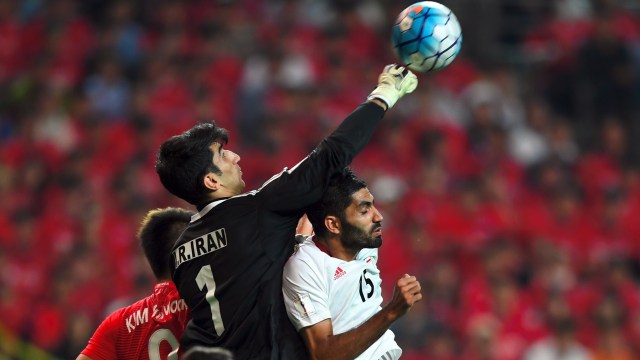 Beiranvand di laga vs Korsel. (Foto: JUNG Yeon-Je / AFP)