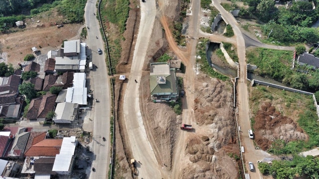 Masjid berdiri di antara tol Batang-Semarang. (Foto: Aditia Noviansyah/kumparan)
