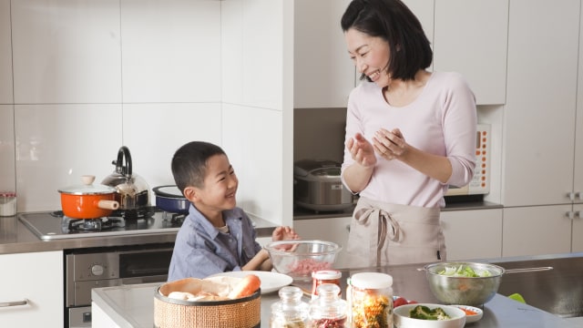 Masak bersama anak. (Foto: Thinkstock )