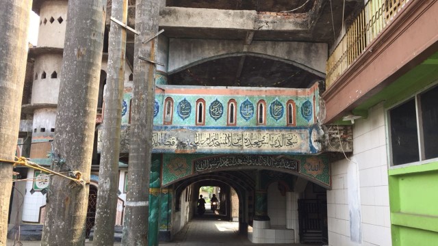 Masjid Nurul Yaqin (Masjid Pintu 1000), Banten. (Foto: Yuana Fatwalloh/kumparan)