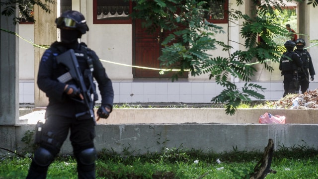 Penggeledahan barang yang mencurigakan (Foto: Antara/Rony Muharrman)