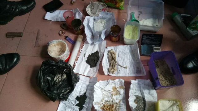 Barang bukti penggerebekan teroris di Pekanbaru (Foto: Istimewa)