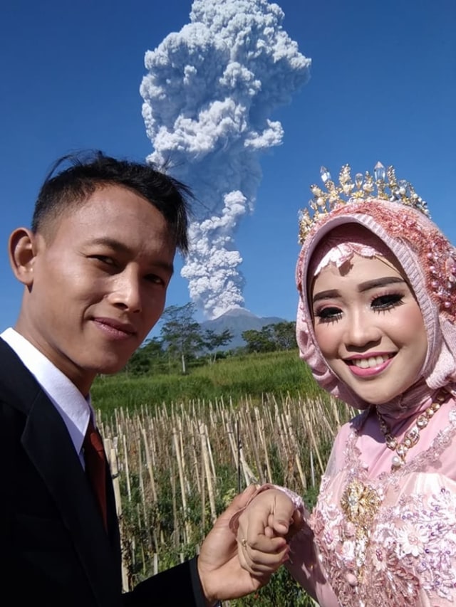 Prewedding di tengah letusan Gunung Merapi. (Foto: Facebook Jony Listyawan)