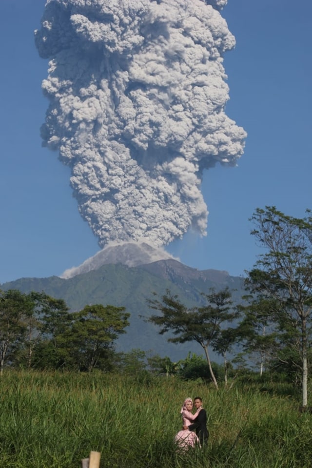 Prewedding di tengah letusan Gunung Merapi. (Foto: dok. Sarsito)