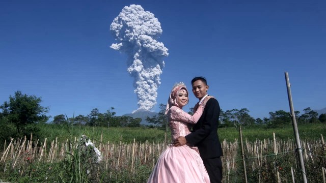 Prewedding di tengah letusan Gunung Merapi. (Foto: dok. Sarsito)
