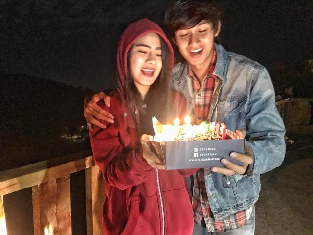 Deretan Artis Muda yang Kasih Kejutan 'Sweet Banget' ke Pasangannya (4)