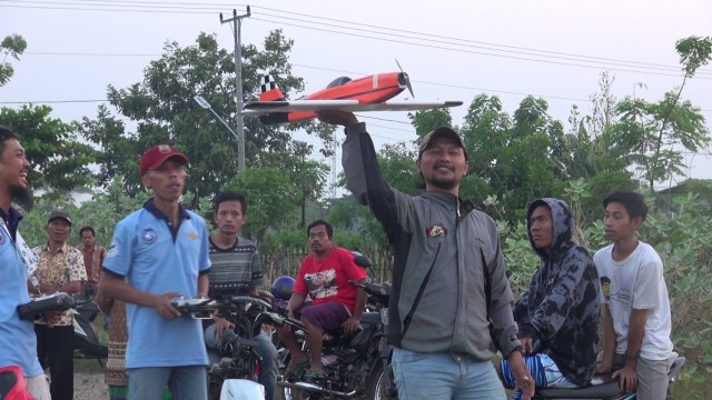 Menanti Berbuka Puasa dengan Menerbangkan Pesawat Aeromodeling