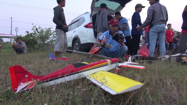 Menanti Berbuka Puasa dengan Menerbangkan Pesawat Aeromodeling (1)