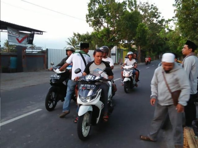 Istiqomah selama Ramadhan pembagian Takjil Gratis dari relawan Zul Rohmi Nuri  (1)