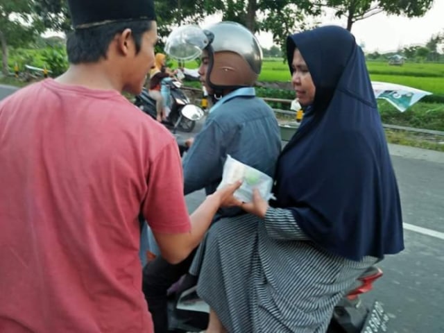 Istiqomah selama Ramadhan pembagian Takjil Gratis dari relawan Zul Rohmi Nuri  (2)