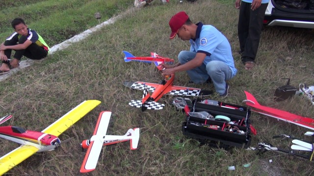 Menanti Berbuka Puasa dengan Menerbangkan Pesawat Aeromodeling (2)