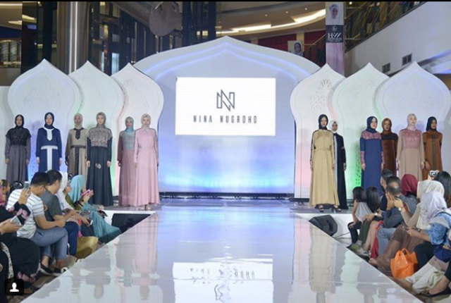 12 Karya Disain Baju Nina Nugroho Dipamerkan Di Fashion Show Hijab Festive Week 2018 (1)