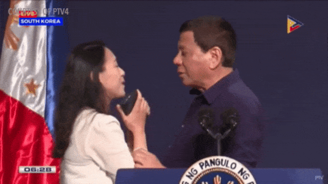 Duterte Cium TKW Filipina (Foto: Dok. YouTube Rappler)