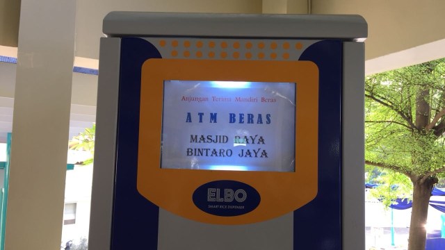 Mesin ATM beras Di Masjid Bintaro Jaya. (Foto: Yuana Fatwalloh/kumparan)